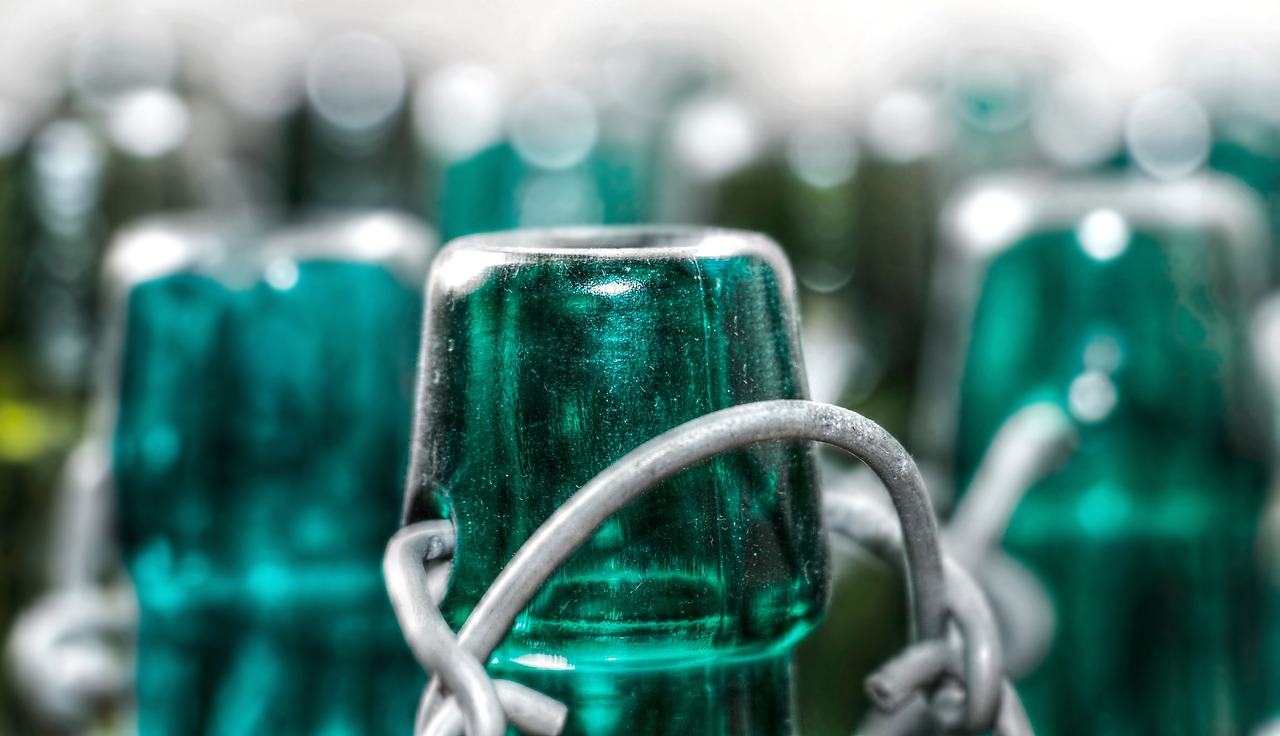 Opvallende glazen kast van gerecycled glas. Opvallende glazen kast van gerecycled glas.