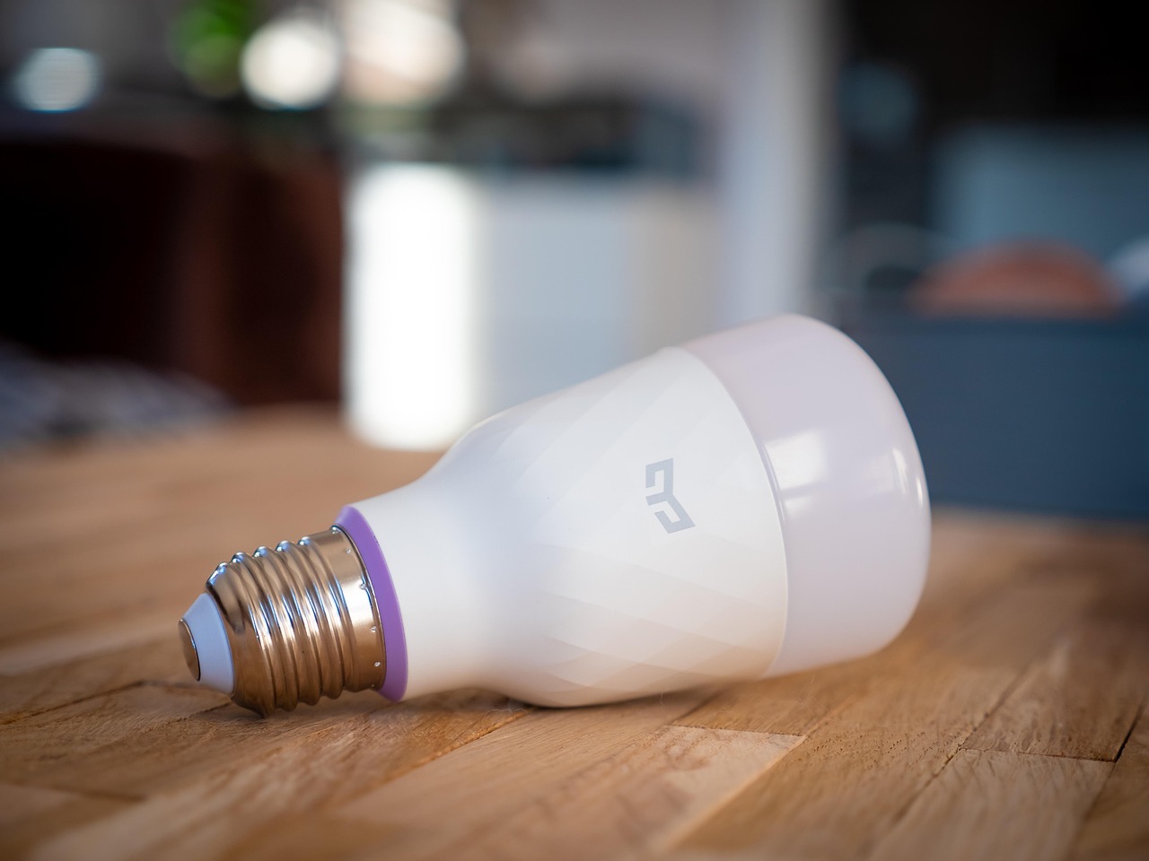 Slimme jaloezieën met zonlichtsensoren in woonkamer.