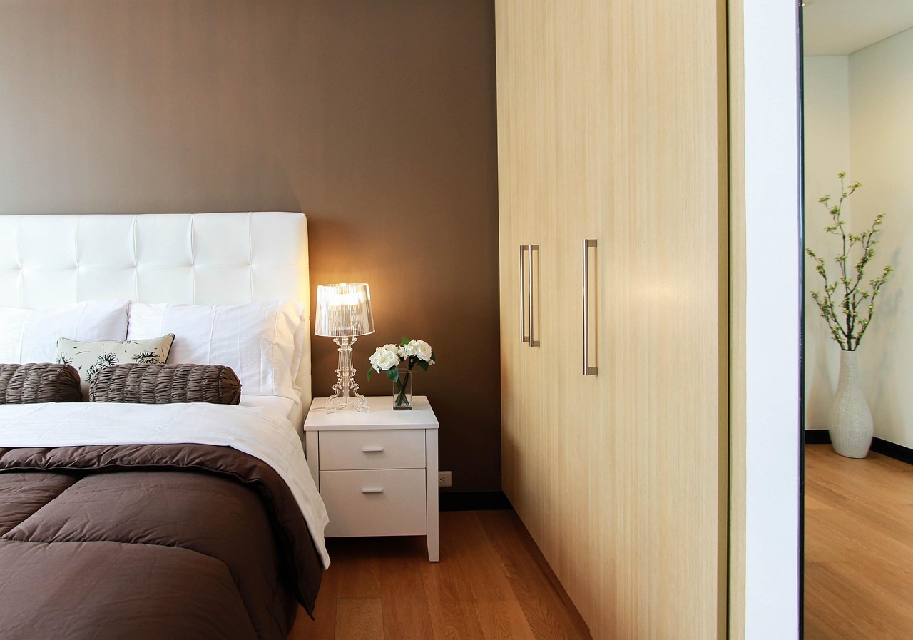 Moderne walk-in kast met ingebouwde verlichting. Moderne walk-in kast met ingebouwde verlichting.
