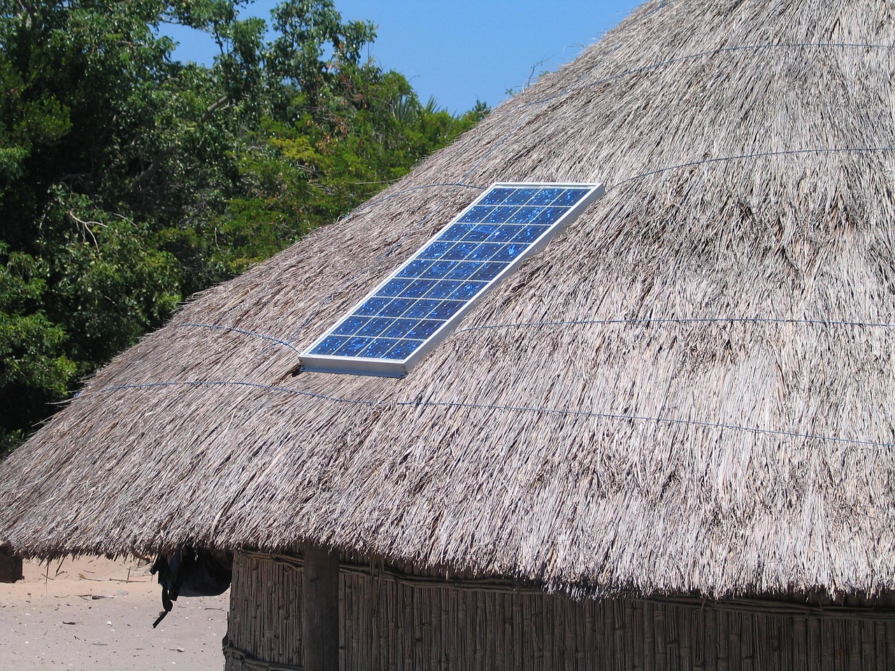 Duurzaam huishouden met natuurvriendelijke bouwmaterialen en zonnepanelen.