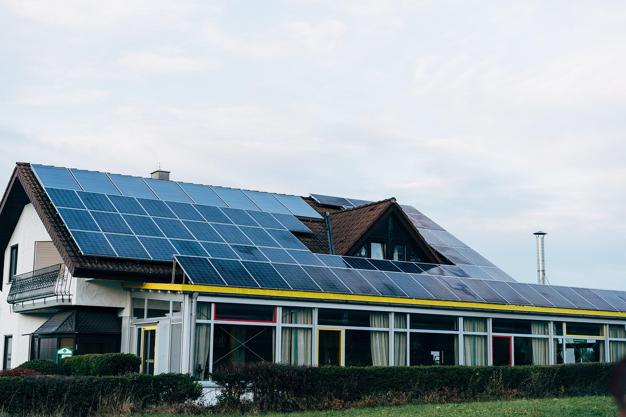 Zelfvoorzienende woning met moderne architectuur en energieopslag.