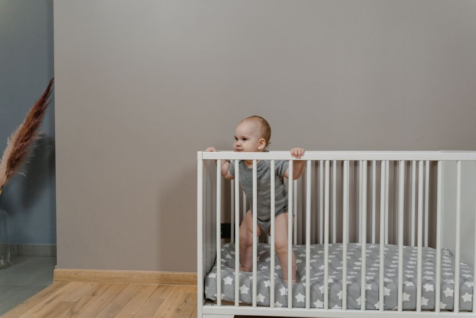 Gordijnen voor de babykamer: hoe kies je een veilige en stijlvolle optie?