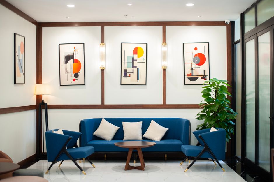 Minimalistisch zwart-wit kunstwerk in moderne woonkamer Minimalistisch zwart-wit kunstwerk in moderne woonkamer