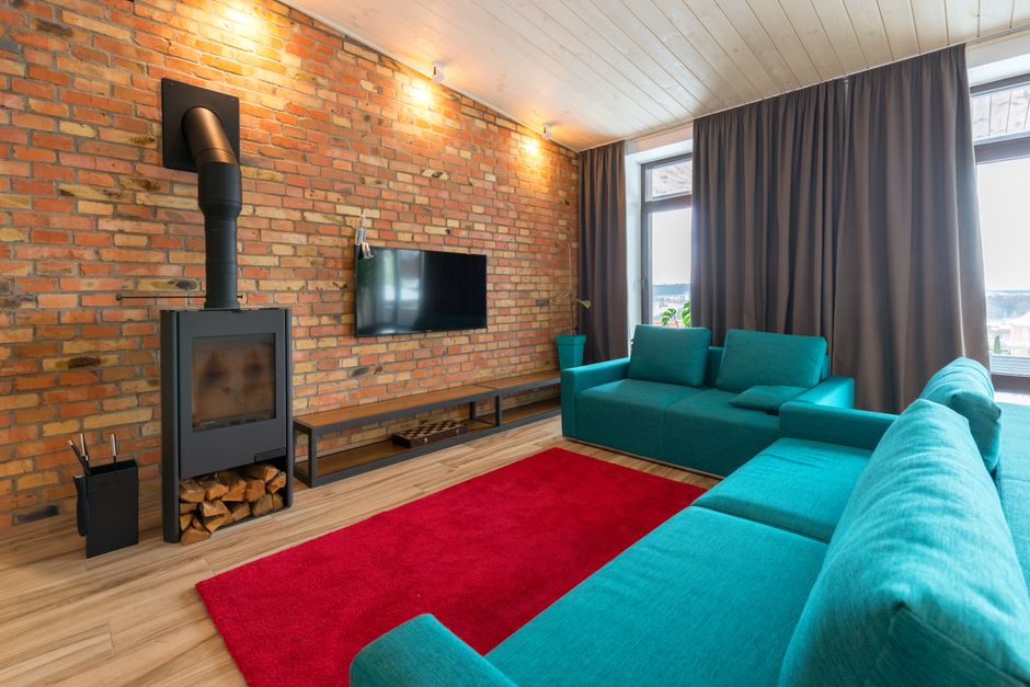 Zomers interieur met turquoise gordijnen. Zomers interieur met turquoise gordijnen.