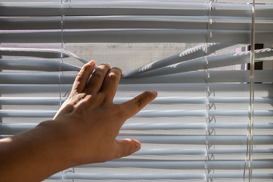 Zonlicht gefilterd door brede houten jaloezieën. Zonlicht gefilterd door brede houten jaloezieën.