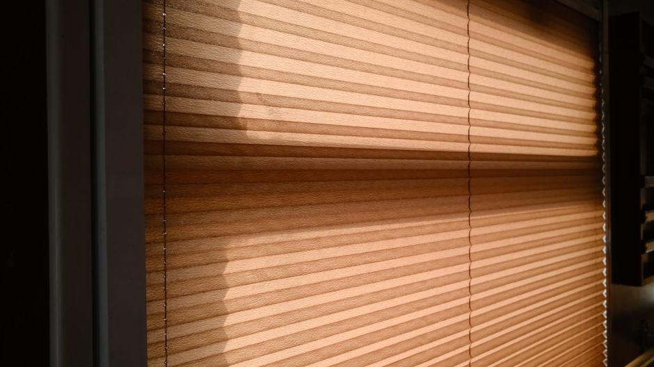 Brede lamel horizontale jaloezieën: stilistische oplossingen voor felle zonneweringen