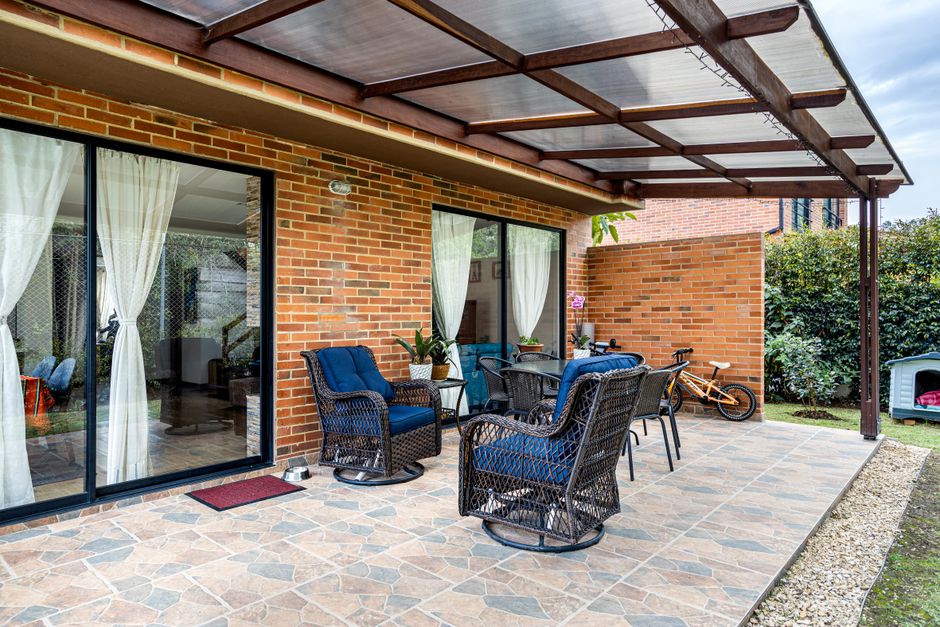 Moderne veranda met energiezuinige LED-verlichting. Moderne veranda met energiezuinige LED-verlichting.