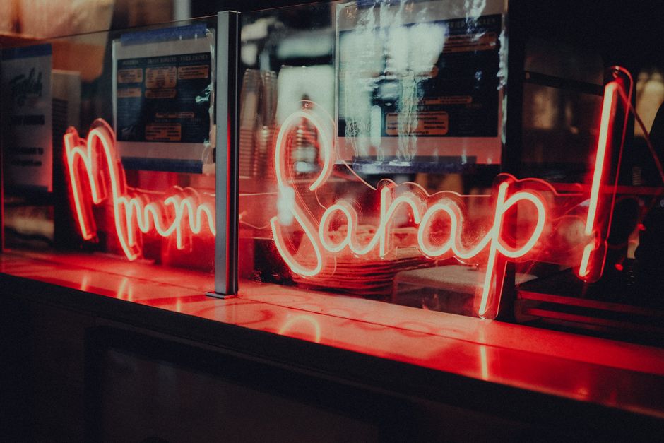 Hedendaagse keuken met subtiele neon details. Hedendaagse keuken met subtiele neon details.