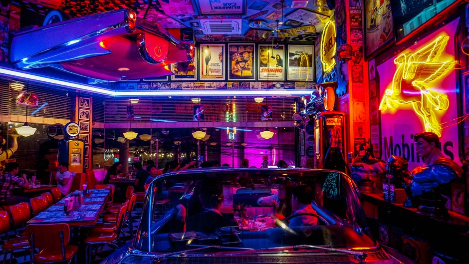Neon accenten dineren: een felle flair voor hedendaagse keukens