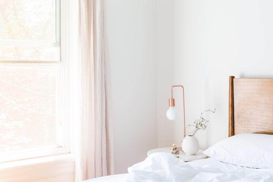 Slaapkamer met zijden lakens voor koel comfort.