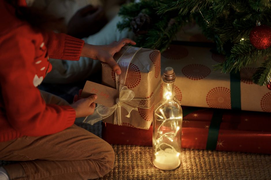Tuinpad verlicht met fonkelende LED-lampen herfstdecor.