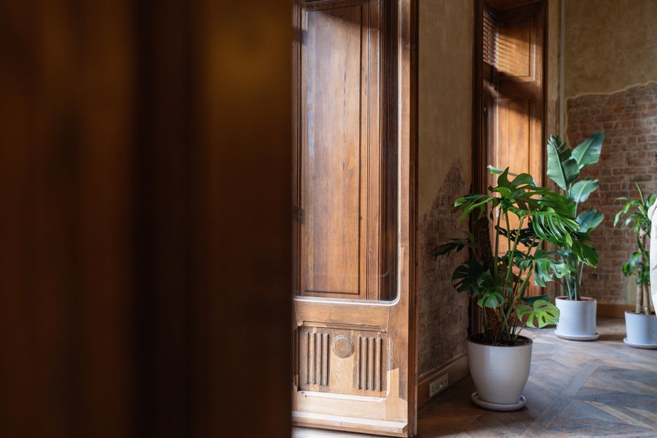 Gezellige eetkamer met botanische muurprint. Gezellige eetkamer met botanische muurprint.