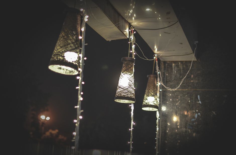 Tuinpad verlicht met stralende lichtslingers. Tuinpad verlicht met stralende lichtslingers.