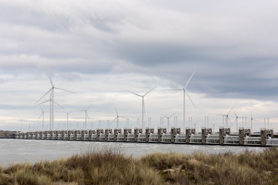 Zonnepanelen voorzien zwembad van warmte.