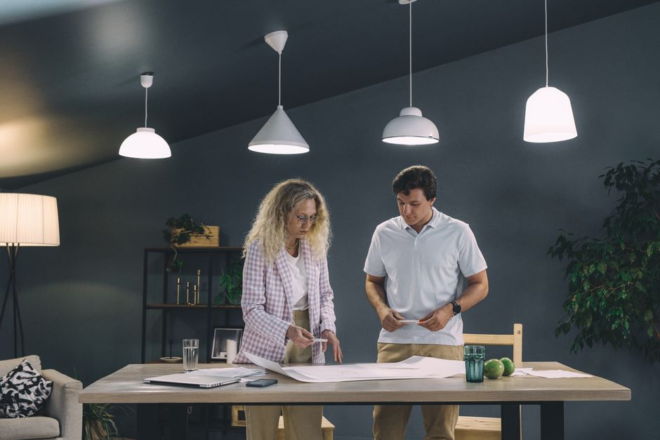 Herfstkleuren integreren in moderne verlichtingstrends.