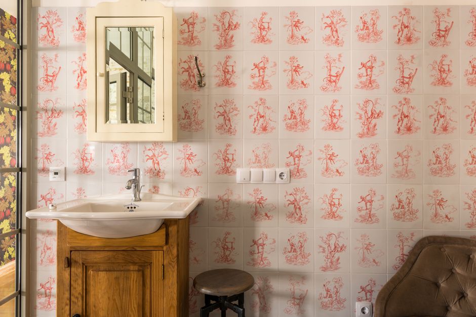 Elegant bad met muurdecor van galopperende paarden.