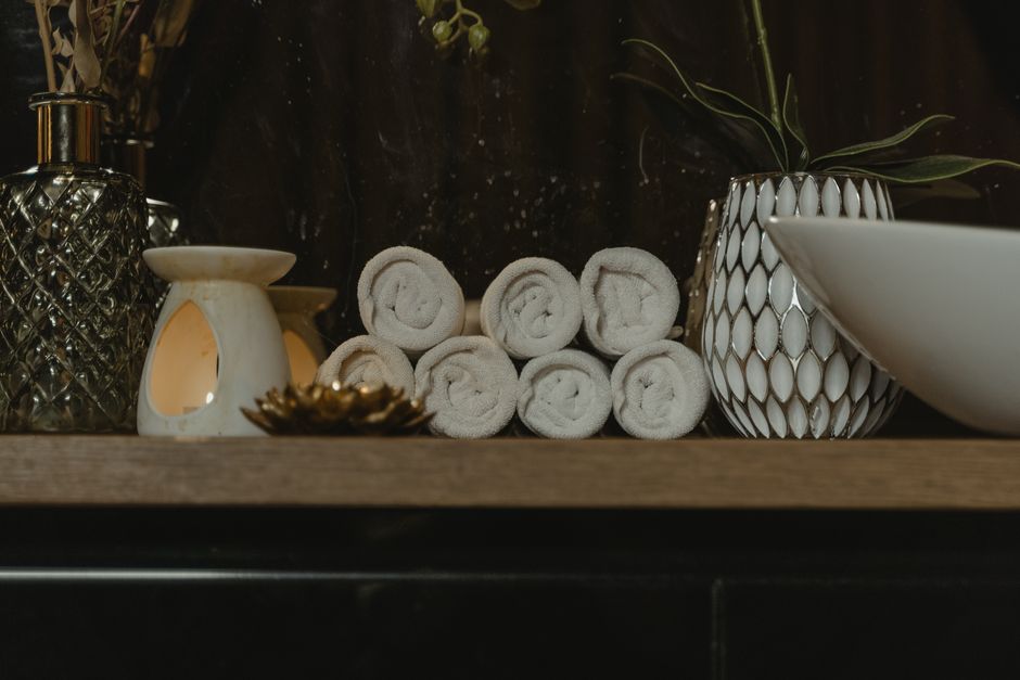 Warme herfstkleuren in ontspannende badkamer