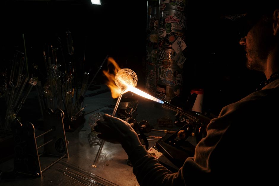 Glas-schilderij van een rustieke keuken met etenswaren. Glas-schilderij van een rustieke keuken met etenswaren.