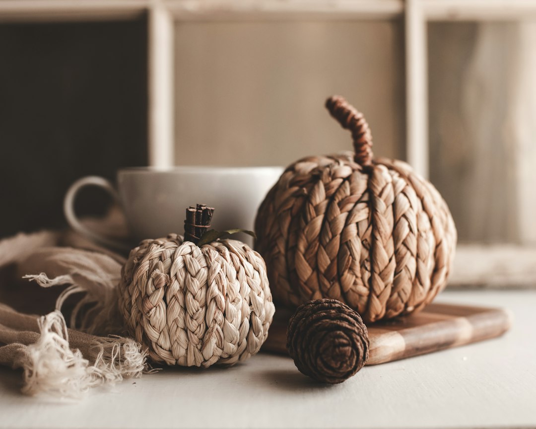 Hoogteverschil in styling: de dynamiek van lagen in herfstinterieurs