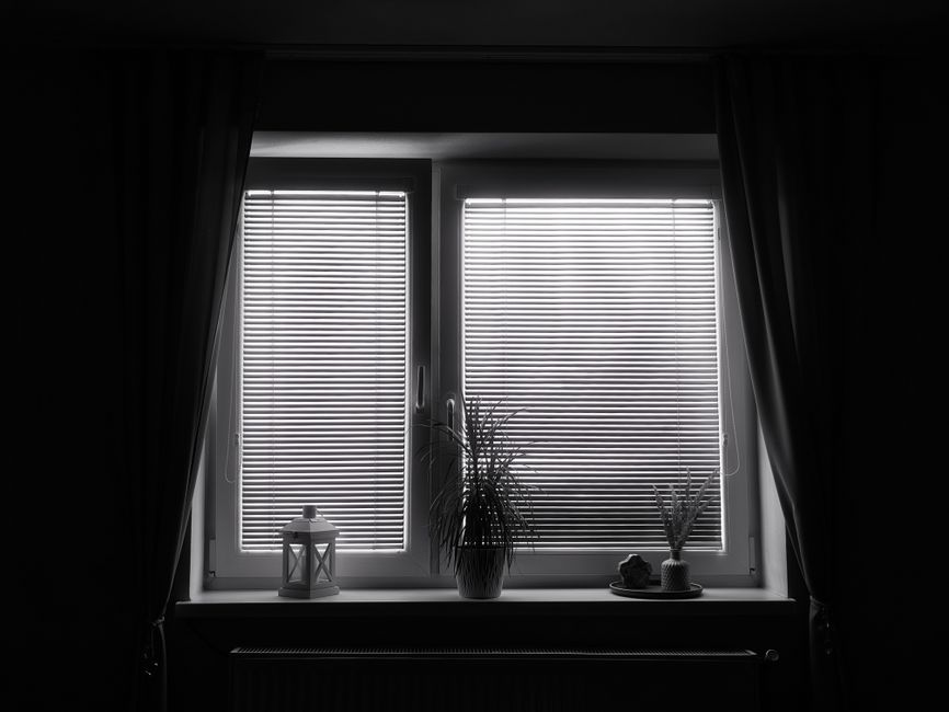 Minimalistisch en warm: een herfstproof interieur met zwart-wit gordijnen
